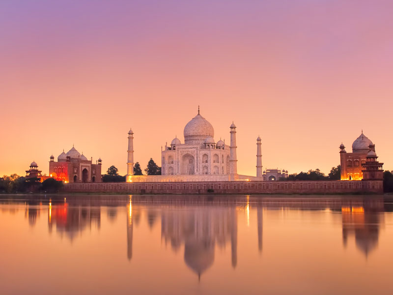 Reflection of the Taj Mahal on the yamuna at sunset, Agra.